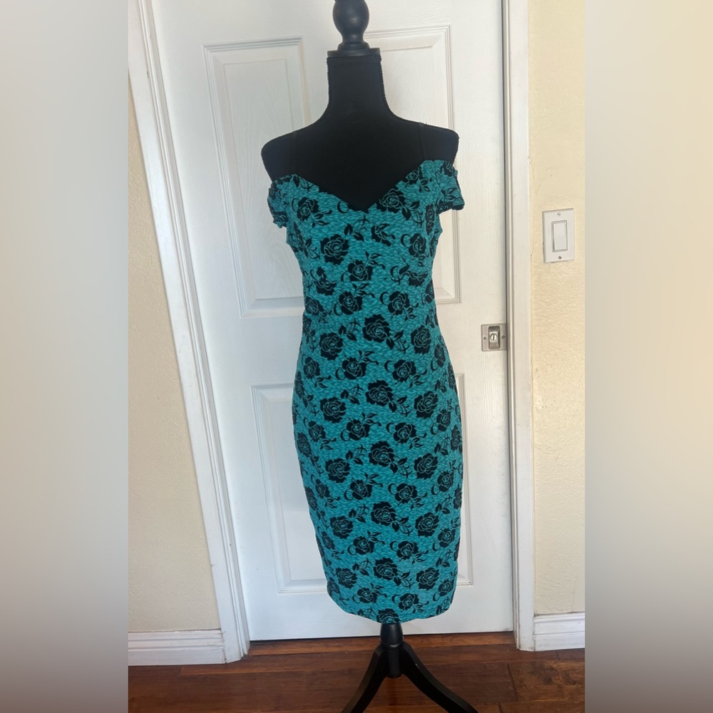 Homeyee fashion Women’s Size Medium Turquoise and black 1950’s style pin dress.